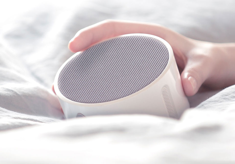 Будильник колонка Mi Music Alarm Clock осуществляет до 8 часов музыки